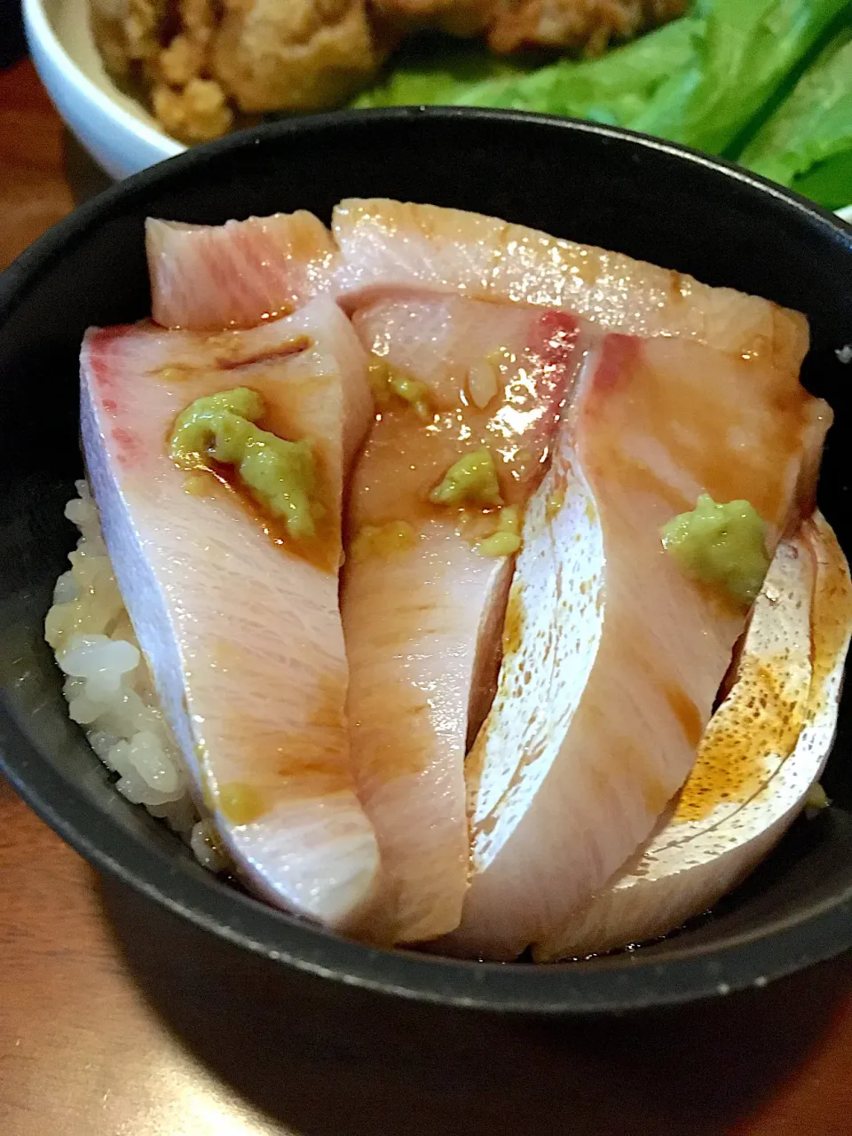 Snapdishの料理写真:ブリ刺丼|kozzyさん