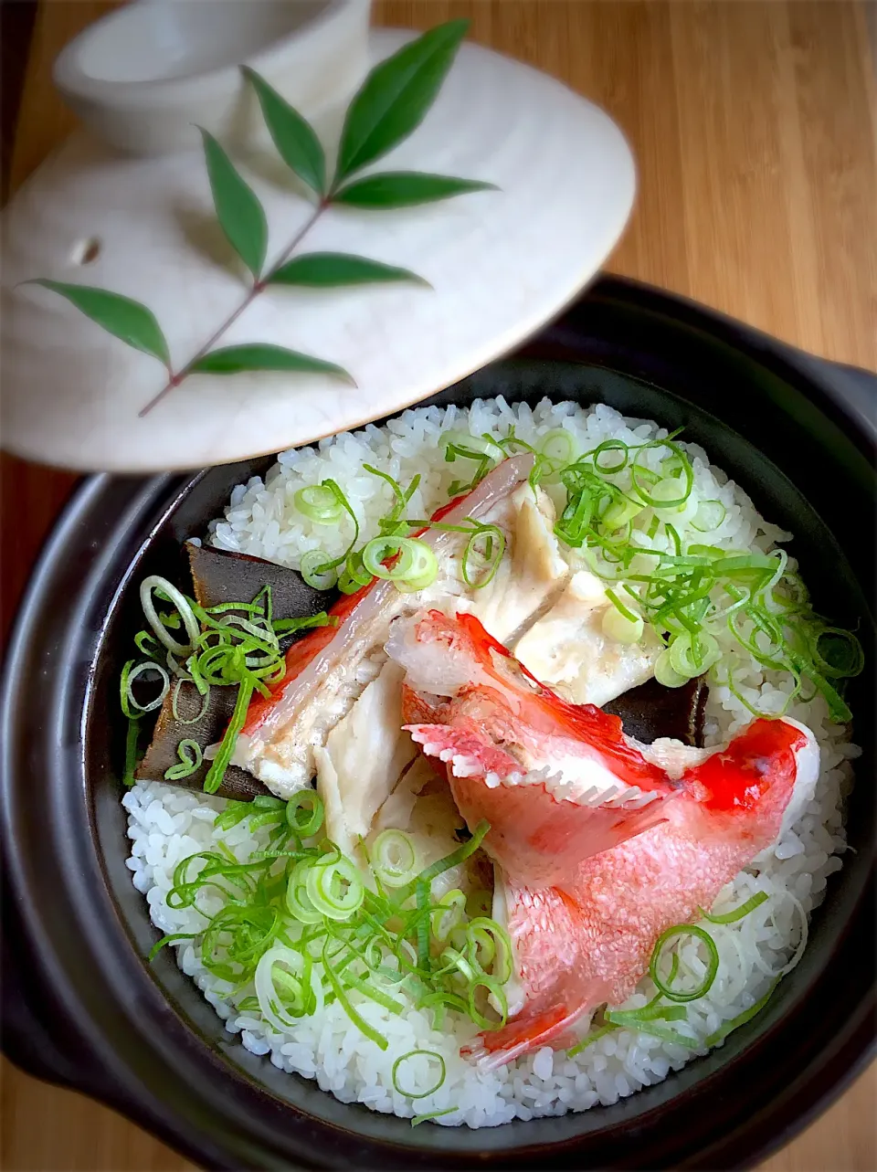 Snapdishの料理写真:釣り魚🐟メヌケのアラで土鍋炊き込みご飯|9421beruさん