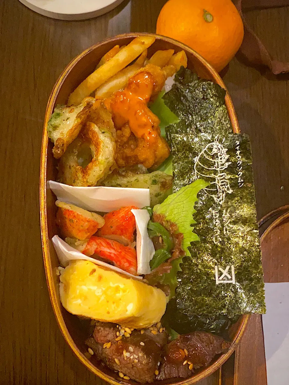 お弁当🍱　海苔弁　鰹ふりかけ　焼き海苔　フライドポテト　藻塩　フライドチキン　オーロラ辛ソース　カニかまと竹輪の磯辺揚げ　ほうれん草おひたし　胡麻だれ　干し海老の出し巻き卵　ラムステーキ　ガーリックペッパー　白胡麻　みかん　麦茶|ch＊K*∀o(^^*)♪さん