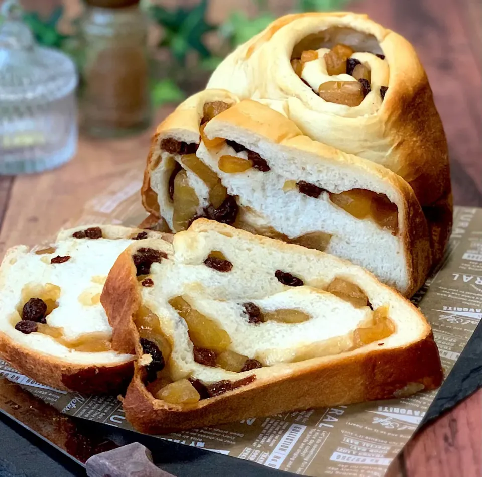 真希ちゃんの料理 HBで林檎とレーズンの蜜煮入りのはちみつ食パン🍞|あゆさん