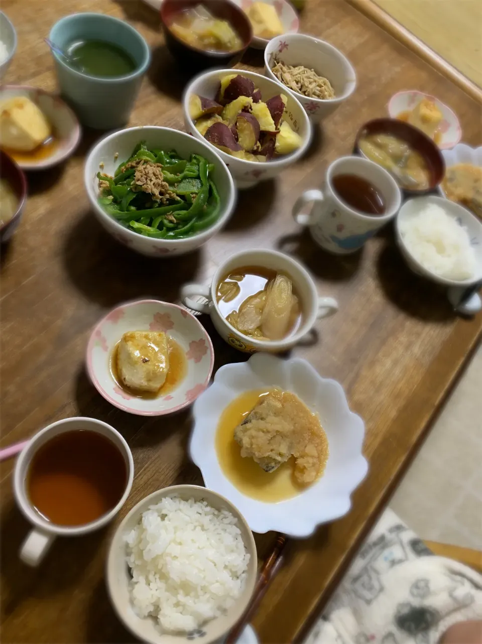 鯖のみぞれ煮・揚げ出し豆腐・ピーマンのツナ炒め・塩バター薩摩芋・きのこのバター炒め・ネギ、白菜、油揚げの味噌汁・ご飯|ちびろ菌さん