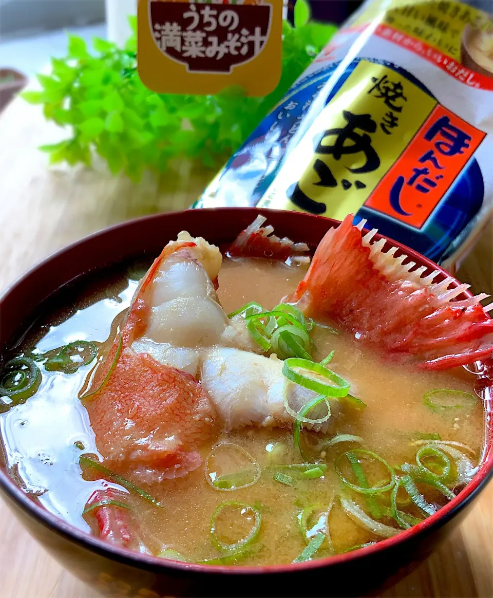 Snapdishの料理写真:釣り魚🐟アコウダイのアラde味噌汁|9421beruさん