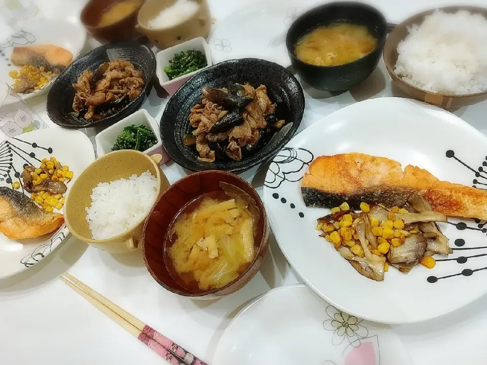 夕食(*^^*)
豚肉とナスとしめじのオイスターソース炒め
サーモンソテー&マイタケコーンバター
ほうれん草胡麻あえ
お味噌汁(キャベツ、油揚げ)|プリン☆さん