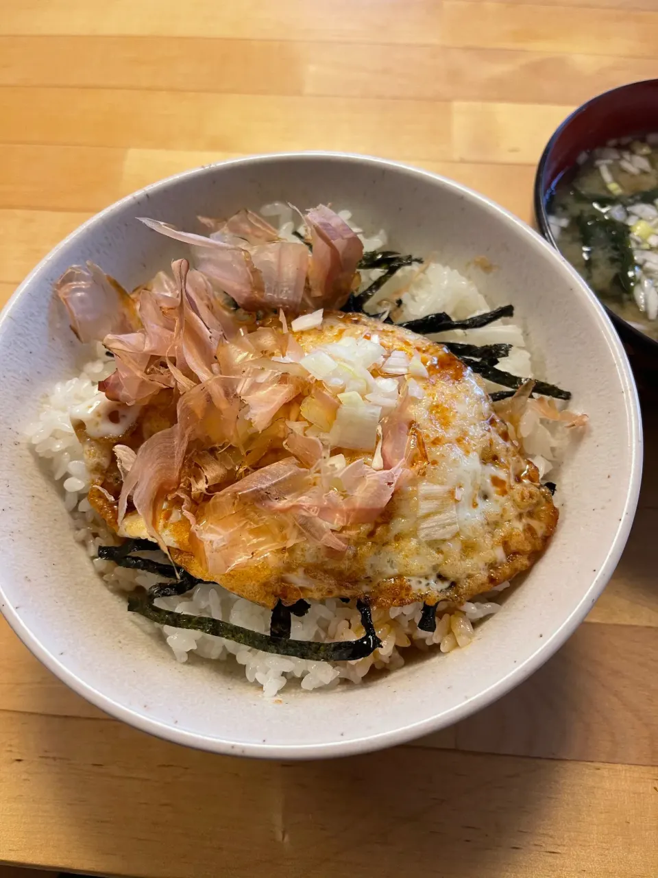 Snapdishの料理写真:焦がし醤油の目玉焼き丼|Takeshi Kuraishiさん