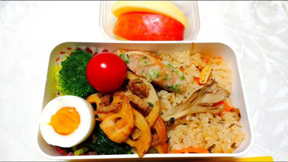 12/2のお弁当🍱
キノコの炊き込みご飯弁当|卯月さん