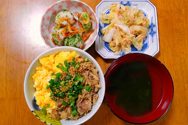 １１月２８日　鯖そぼろ　里芋のカリカリ桜えび和え　白菜とツナのごま味噌サラダ　わかめスープ|いもこ。さん