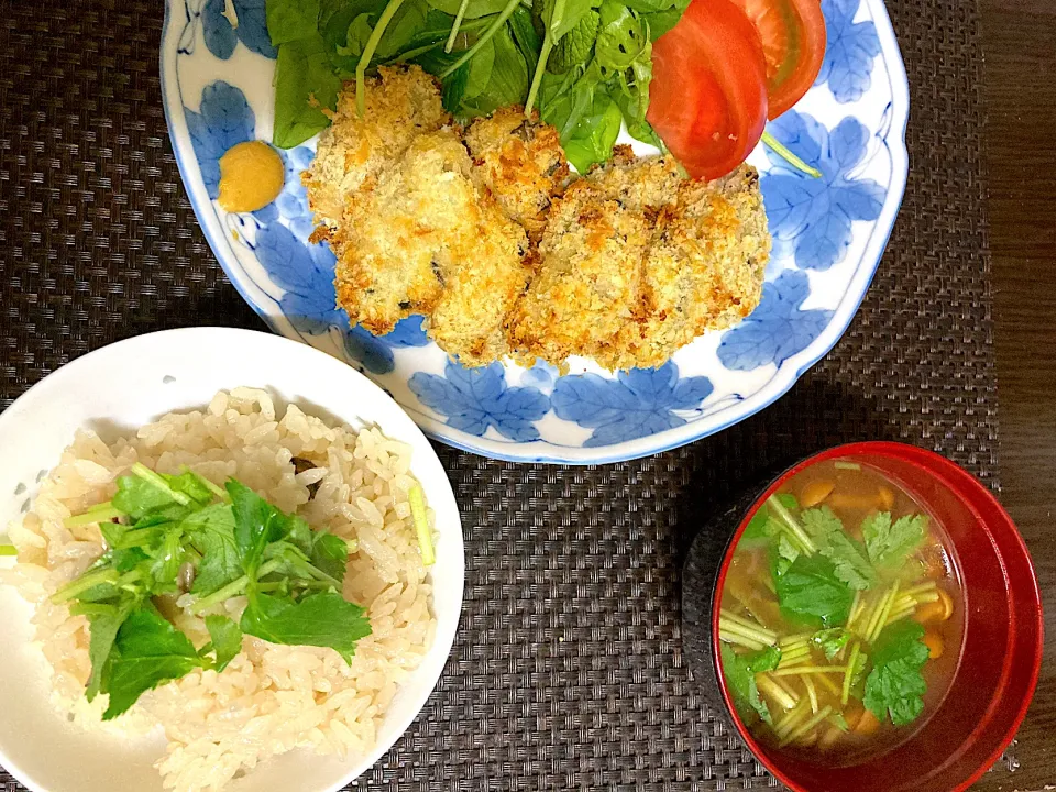 カキフライと、牡蠣ご飯と、なめこに豆腐の赤だし味噌汁。|ナタママさん