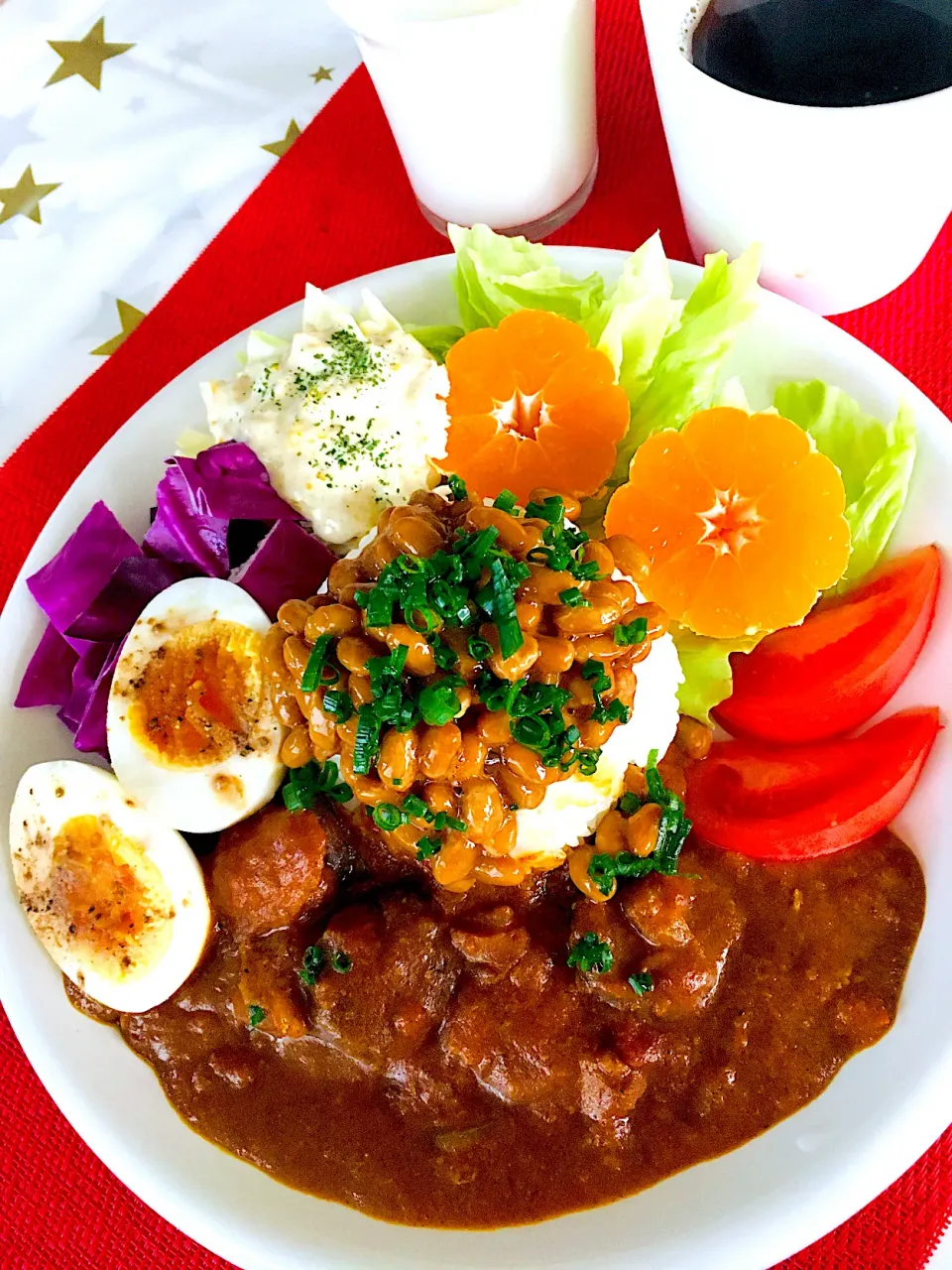 朝カレー生活123日目笑笑😋💪スパイスチキン、椎茸、人参🥕カレー🍛ココナッツミルクと生クリーム入りのマイルドスパイスカレー🍛に納豆盛り👍❤️相性最高笑笑😋夫婦だったら長〜くいられるよね笑笑😵❤️|HAMI69さん