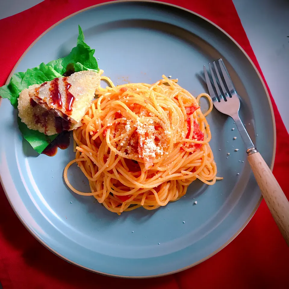 トマト🍅とハムのスパゲッティ🍝アジフライ🐟を添えて|めぐぐさん