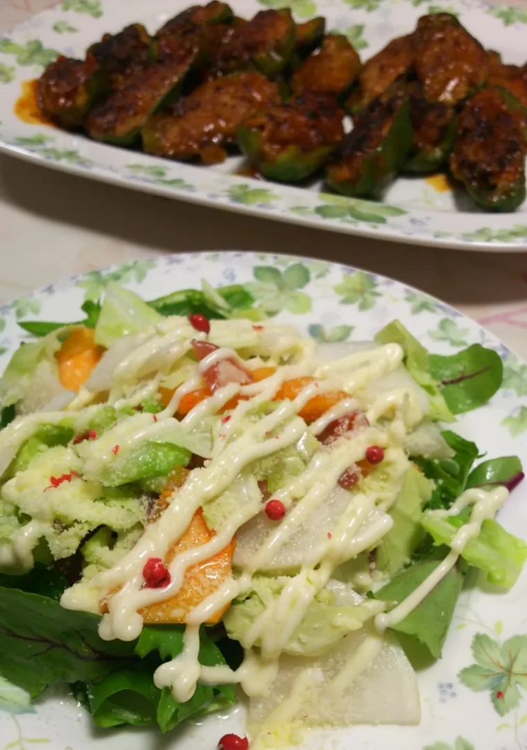 肉詰めピーマンと蕪と柿のサラダ🥗|Mihoさん