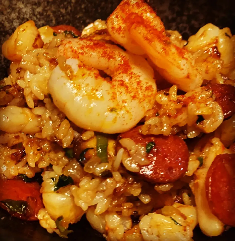 Lightly Flavored Curry Stir Fried Rice with Fresh Garlic Fresh Coriander, Chorizo Sausage, Fresh Prawns 🍤  An interesting balance of flavor #curryrice #prawns |Emanuel Hayashiさん