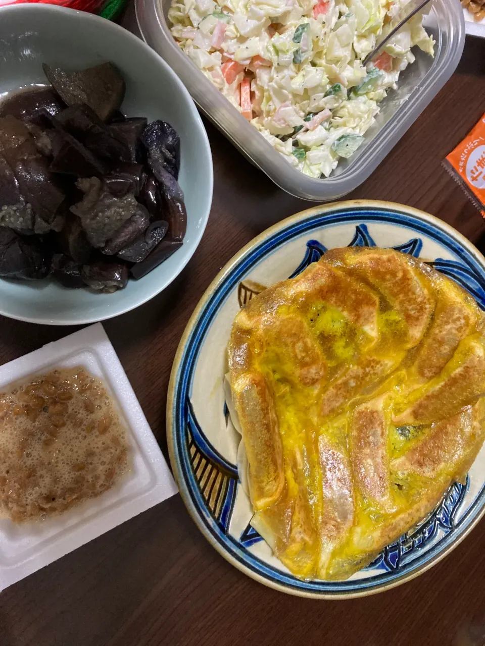 Snapdishの料理写真:12月3日晩ご飯。冷凍カレー餃子、コールスローサラダ、茄子南蛮、納豆。|あやさん