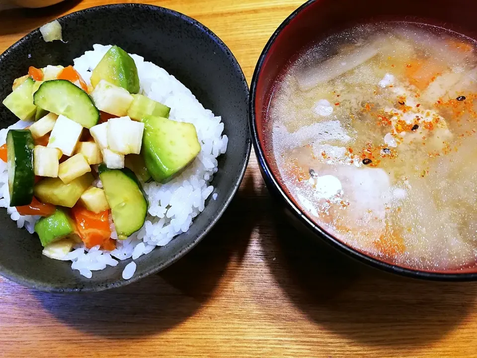 豚汁とサーモンアボカド丼|pigmegさん