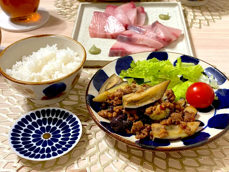 Snapdishの料理写真:麻婆茄子とぶりのお造り|ひろさんとゆりさんさん