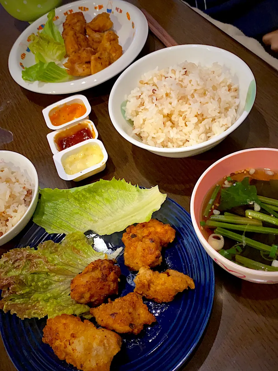 Snapdishの料理写真:鶏唐揚げ　ガーリック醤油味　ほうれん草とワカメのお吸い物|ch＊K*∀o(^^*)♪さん