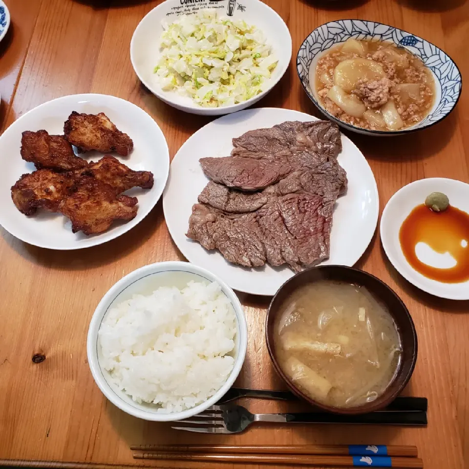 ステーキ他

おかずと米と味噌汁なんて
何ヵ月ぶり？笑

#晩飯|haru1204jpさん