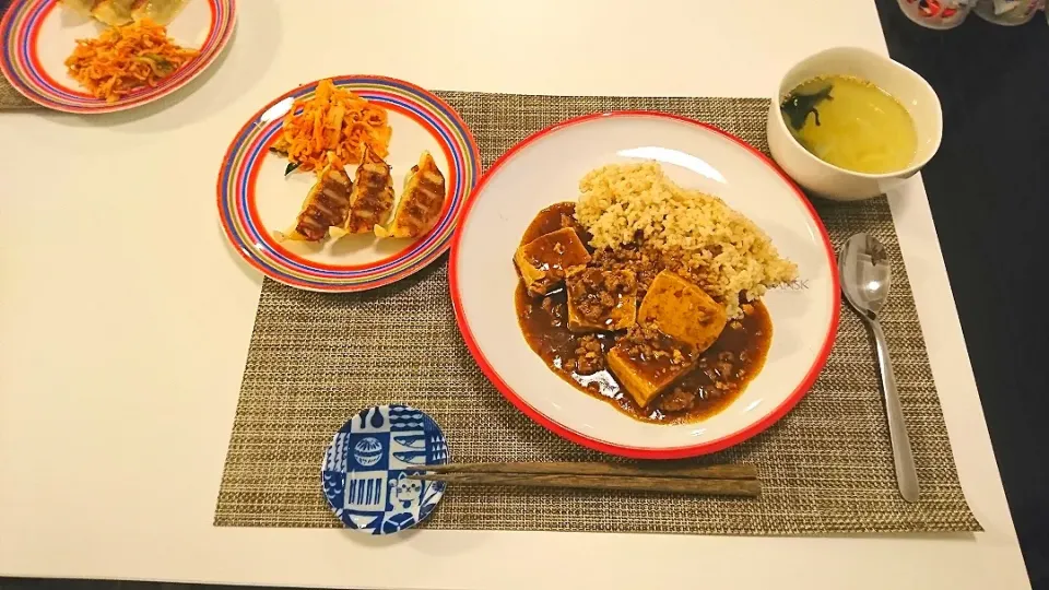 今日の夕食 麻婆豆腐丼、切り干し大根のキムチ和え、餃子、わかめスープ|pinknari🐰🌈さん