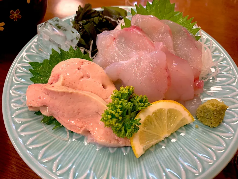 夫が追加注文、アンコウの刺身。生で食べられる鮮度の良さ。|shibakoさん