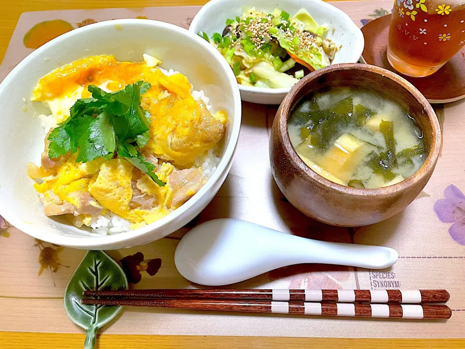 阿波尾鶏を味わう極上親子丼、レンジ蒸しなすの香味だれ、わかめのお味噌汁|江口笑湖さん