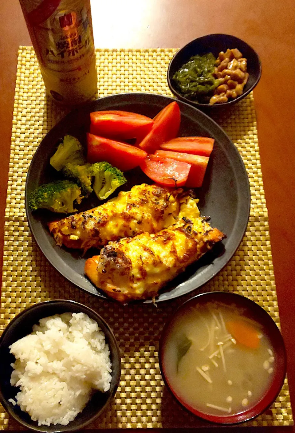 Today's dinner🍴めかぶ&納豆･冷やしﾄﾏﾄ&蒸しﾌﾞﾛｯｺﾘｰ･ｻｰﾓﾝのﾀﾙﾀﾙﾁｰｽﾞ焼き･白飯･昨夜の豚汁の残りお味噌汁|🌈Ami🍻さん