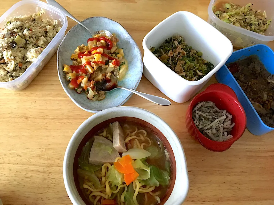 糖質０麺で味噌ラーメン風、ジャガイモとベーコンのオムレツの具の卵とじ、常備菜いろいろ(人''▽`)♬|さくたえさん