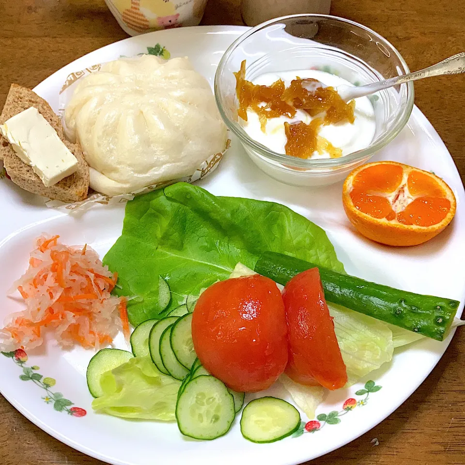 肉まん、サラダ🥗、ヨーグルト|みんみんさん