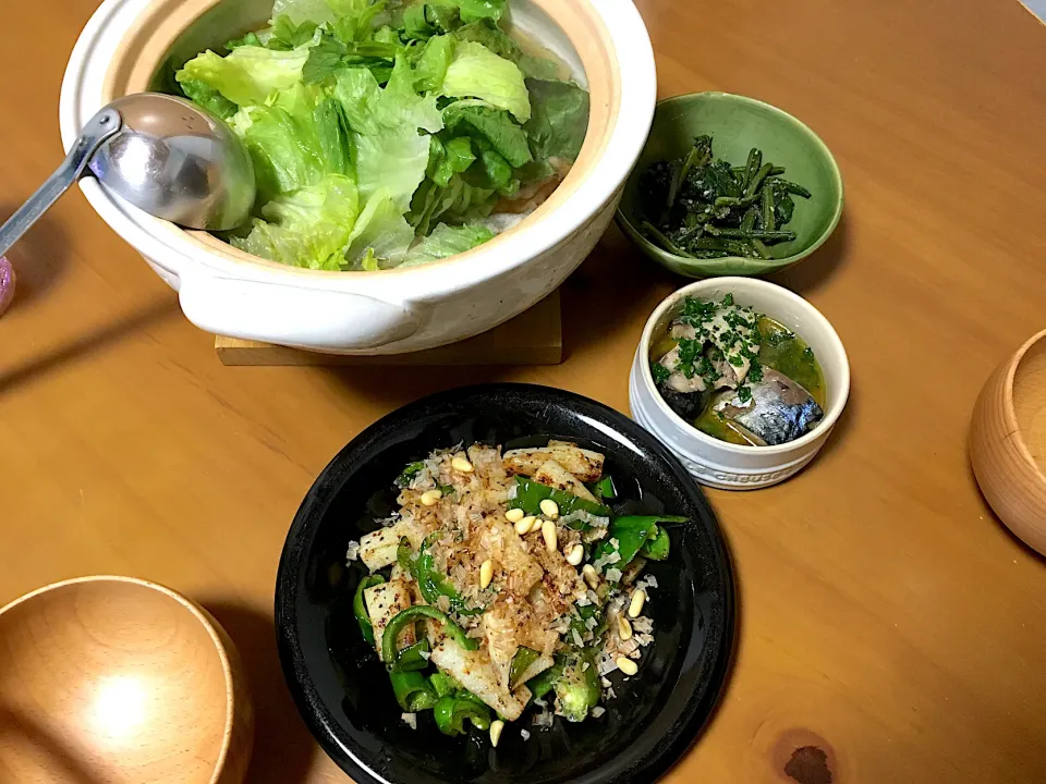 Snapdishの料理写真:豚レタス鍋🖤山芋とピーマンと松の実のマヨソテー🖤鯖のオリーブオイル煮🖤ほうれん草のお浸し残り(*´3｀)／￣￣＼おこたでヌクヌク|さくたえさん