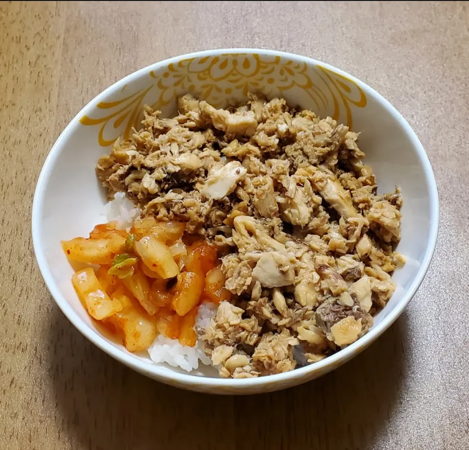 Snapdishの料理写真:ぶりそぼろとキムチの丼|ナナさん