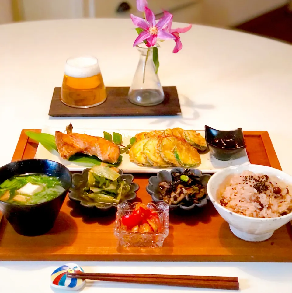 赤飯　シャケかまの塩焼き　ズッキーニのちぢみ　しろ菜お浸し　ひじき煮　キムチトマト🍺😊|あっこさん