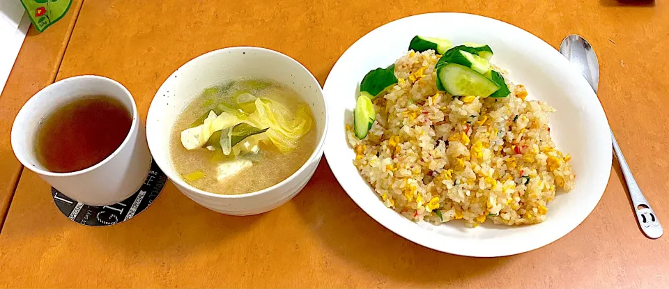 Snapdishの料理写真:Simple dinner, been long time not to post food here, this is cha han (fried rice) and miso (tofu, cabbage and quail eggs) plus a cup of tea. Lets have dinner|MI 「いどりす」さん