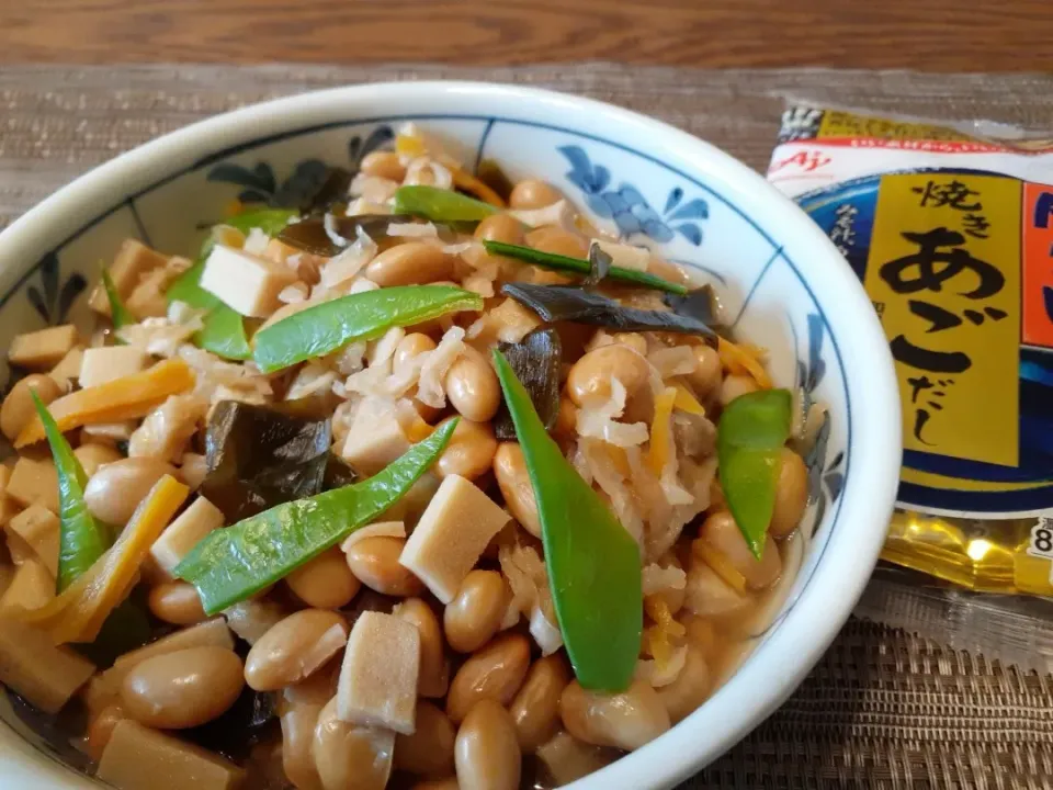 Snapdishの料理写真:切り干し大根と高野豆腐と市販の昆布豆をいただいた焼きあごだしで煮ました☺️|fumfumさん