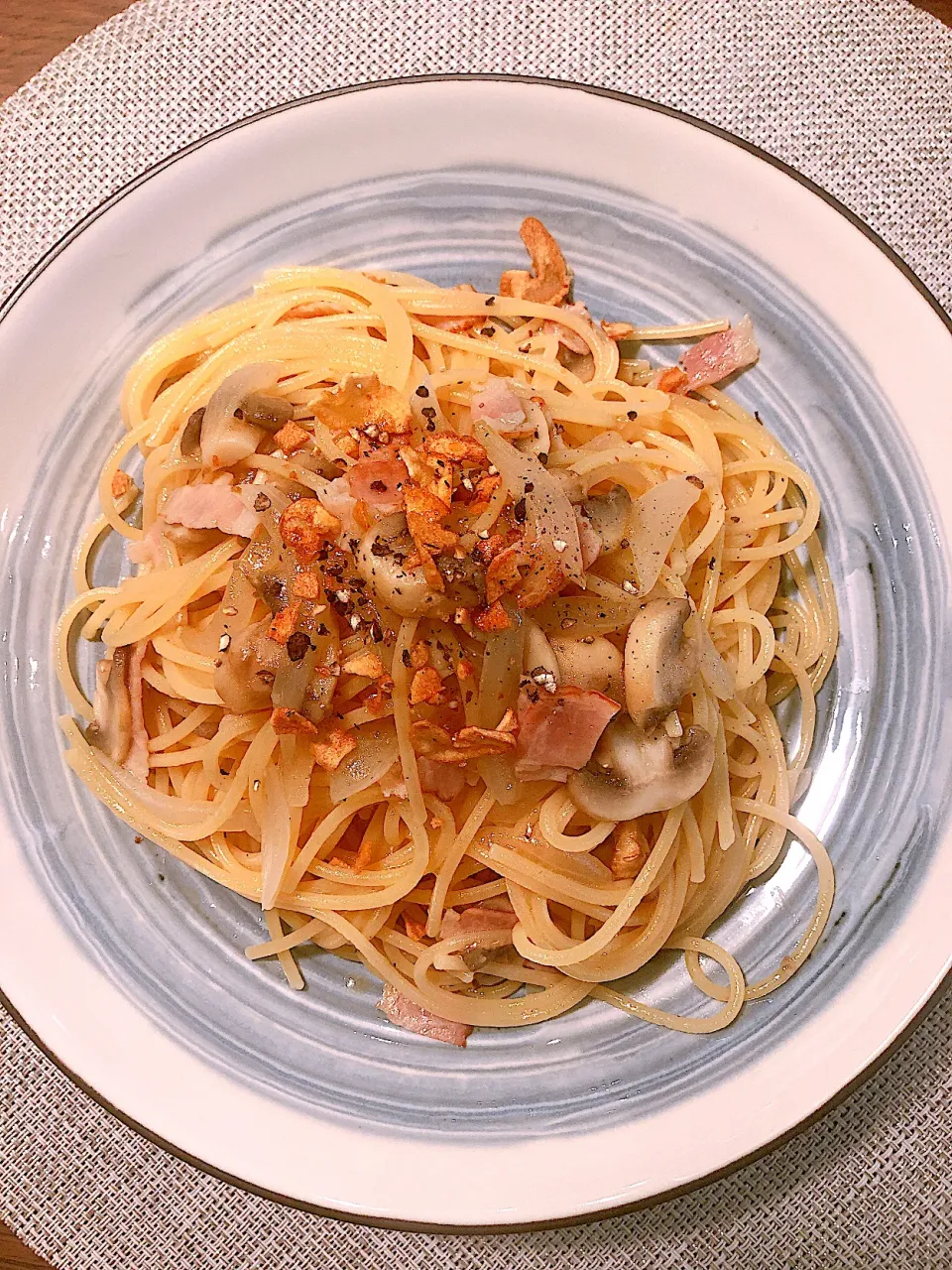 Spaghetti aglio e olio with bacon, onion and mushrooms|taka-chanさん