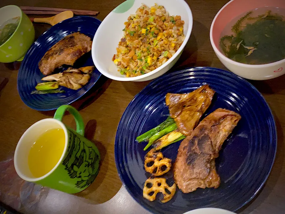 鮪のカマ焼き　ガーリックペッパー　舞茸　葱　蓮根のロースト　海ぶどうと干し海老のお吸い物　卵と大根の葉のチャーハン|ch＊K*∀o(^^*)♪さん