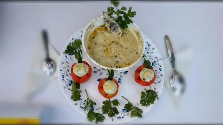 "Roshogollar kofta" made by my dad for a food competition last year. My dad has been a avid cook for a long time,but due to work nd all he doesn't have time for it. I really admire him for participating in the competition. |Lostsoulさん