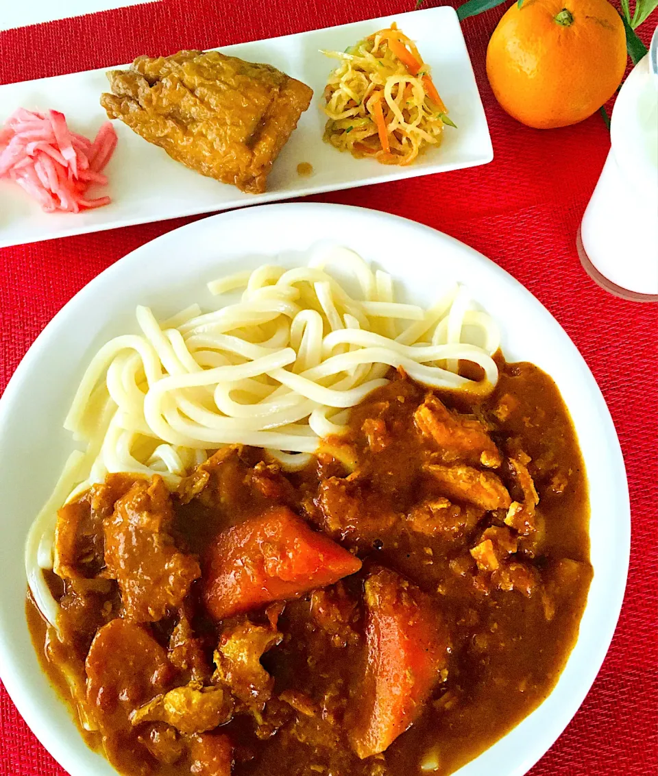 カレー生活126日目😋💪カレーうどん🍛冷凍讃岐うどんはレンジで４分温めてゴロゴロ人参🥕入りマイルドスパイスチキンカレーをたっぷりかけていただきました❤️やっぱりカレーは飲み物でした笑笑😋❤️副菜は赤かぶ千切りカンタン酢漬け、餅入り巾着袋、切り干し大根と胡瓜、人参のナムル風、ポン酢とごま油で味付け笑笑😋❤️|HAMI69さん