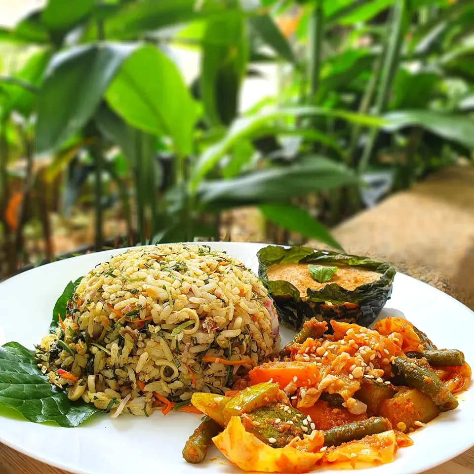 Traditional Homemade Nasi Ulam served with Steam Otak Otak and sides of crunch authentic Acar.|Karen Gehさん