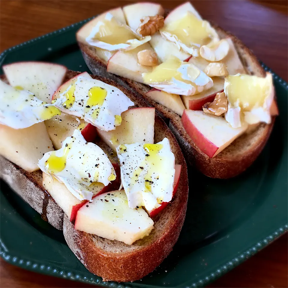 りんごとブリーのタルティーヌ食べ比べ🍎🧀|べべべさん
