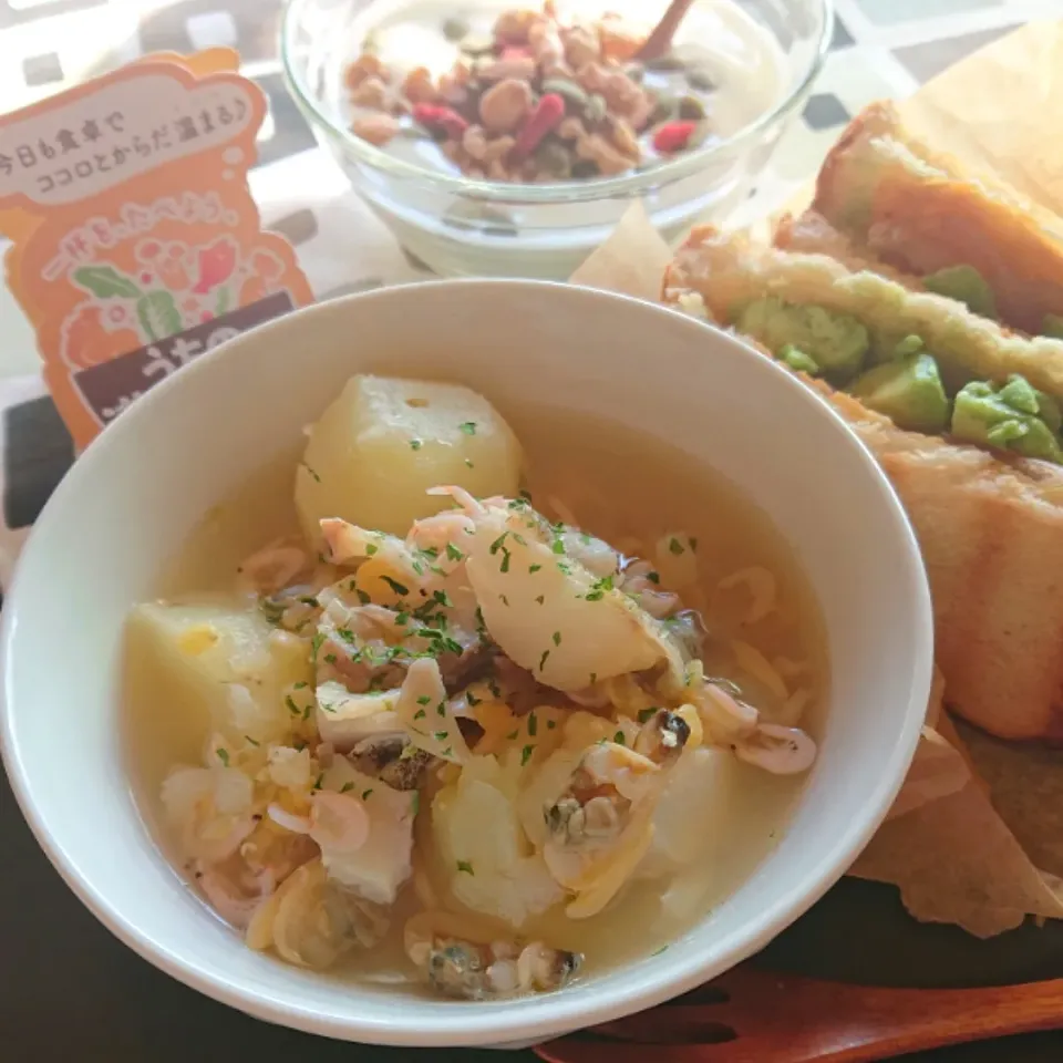 Snapdishの料理写真:日曜日のブランチ ポルトガル風じゃがいもとタラの味噌スープ|tomtomverdeさん