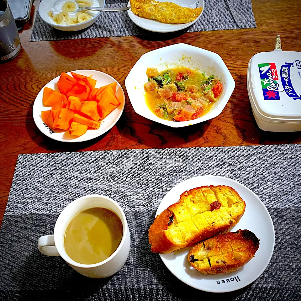 Snapdishの料理写真:12月6日　朝ごはん　塩フランス葡萄パントースト柿、ほうじ茶ラテ、鮪アボカドトマトカルパッチョ|yakinasuさん