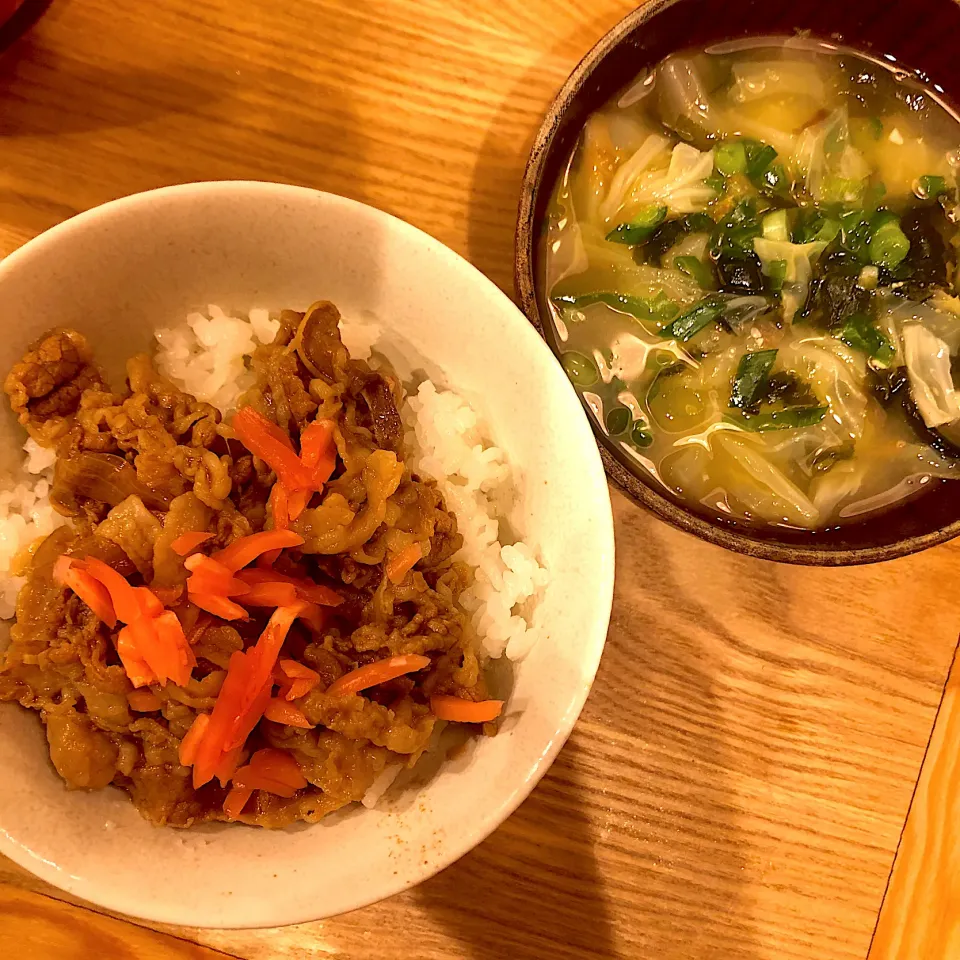 Snapdishの料理写真:キャベツとたっぷりネギのお味噌汁🤤|いもたさん