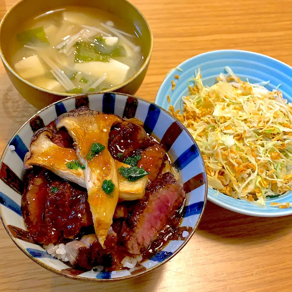 ステーキ丼ごはん🥩|ともこさん