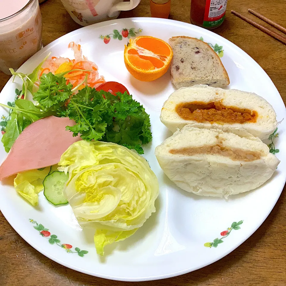 肉まんとピザまん半分ことサラダ🥗|みんみんさん