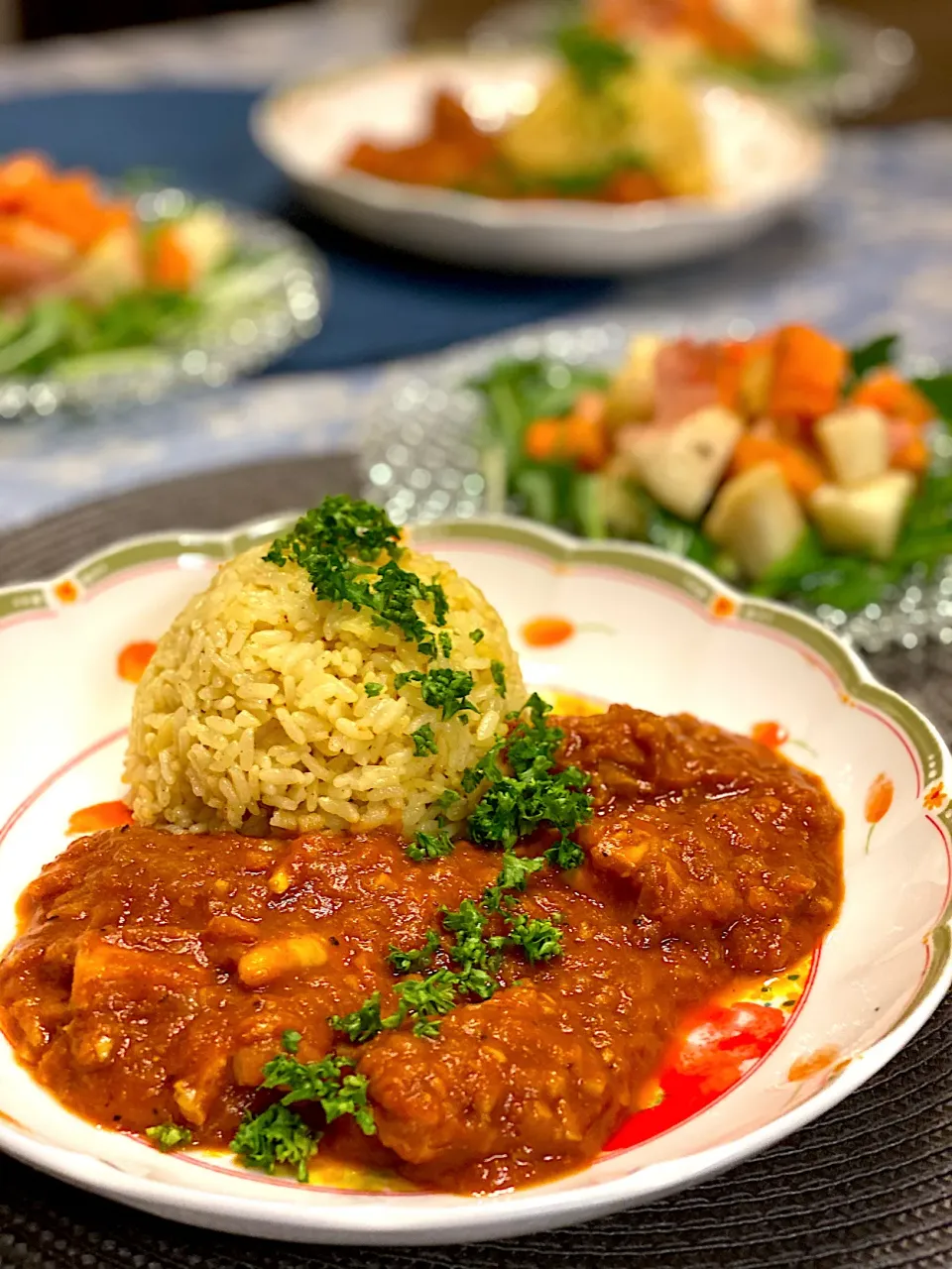 超スパイシーなバターチキン キーマカレーでお昼ご飯🌟付け合わせは、柿と洋梨と生ハムのサラダ❣️|paaruさん