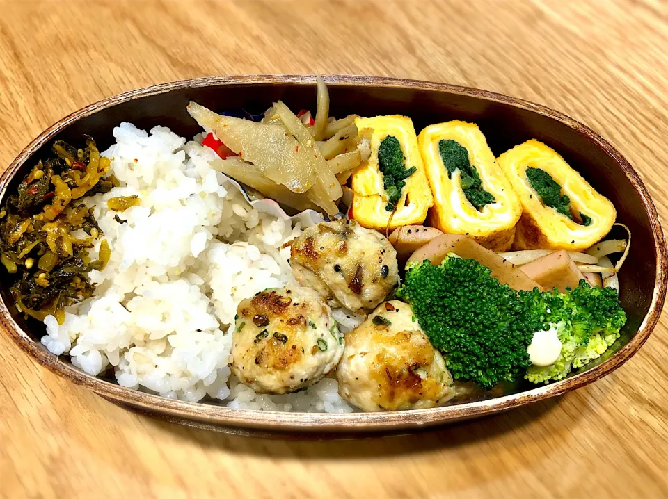 サラ弁　　　　　　　　　　　　　　　　　鶏つくね　きんぴらごぼう　春菊の卵焼き　ソーセージともやしのカレー炒め|じゅんさんさん