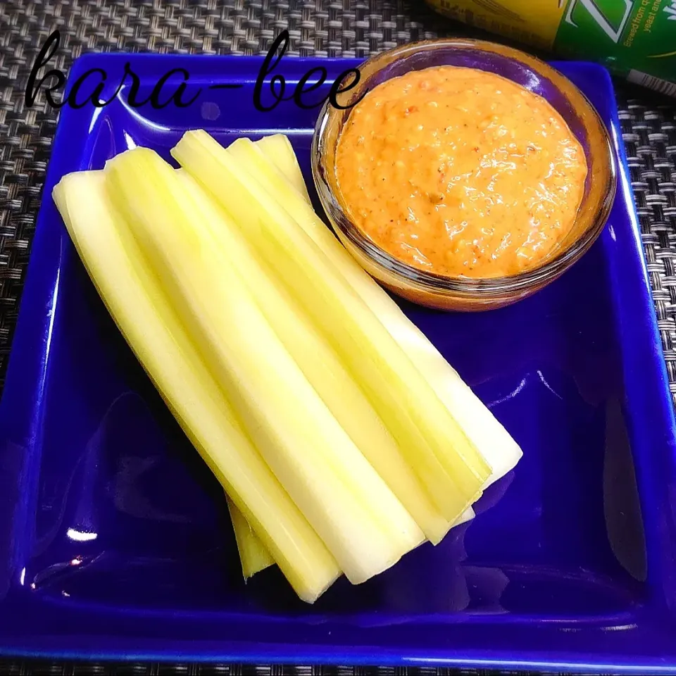 ピリ辛豆板醤ごま味噌マヨで♪私の好きなセロリスティックの食べ方|からあげビールさん