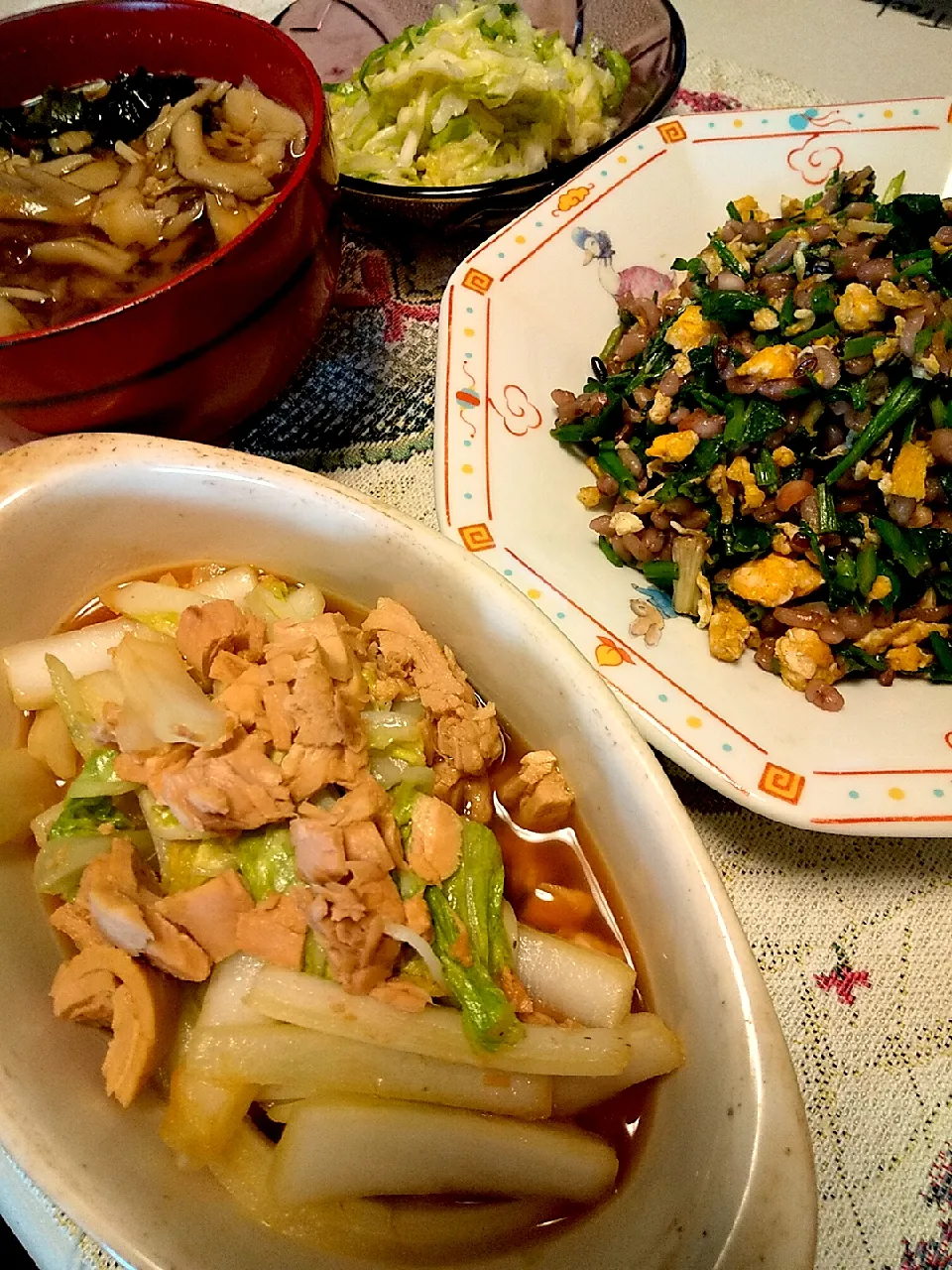 今日のお昼
※芹チャーハン
※ツナ白菜しょうゆ炒め
※きのことワカメのお味噌汁
※酢キャベツ|れあMIXさん