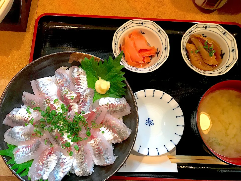 Snapdishの料理写真:天然魚にこだわり過ぎの海鮮丼専門店 沼津港 いりいち|isshyaさん