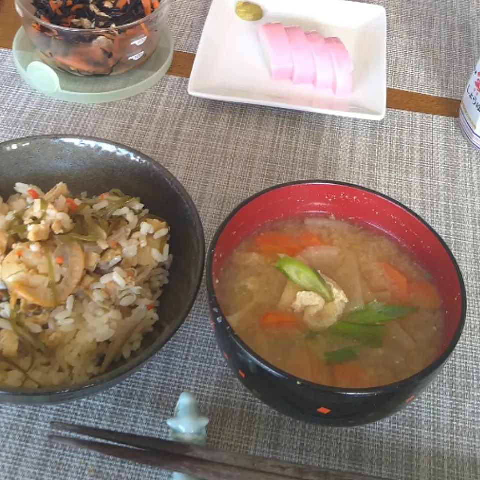 Snapdishの料理写真:大根人参たっぷり味噌汁と炊き込みご飯|Reikoさん