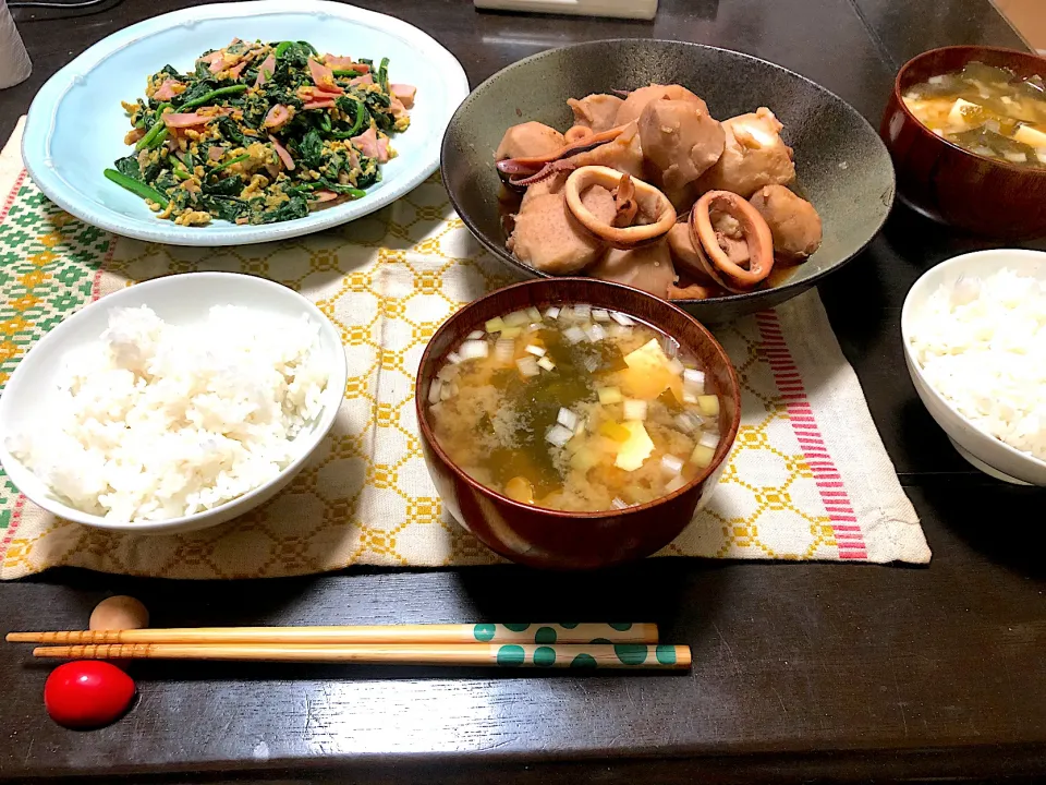 晩ごはん★イカと里いもの煮物、ほうれん草とベーコンの卵マヨ炒め、みそ汁、ごはん|ハルさん