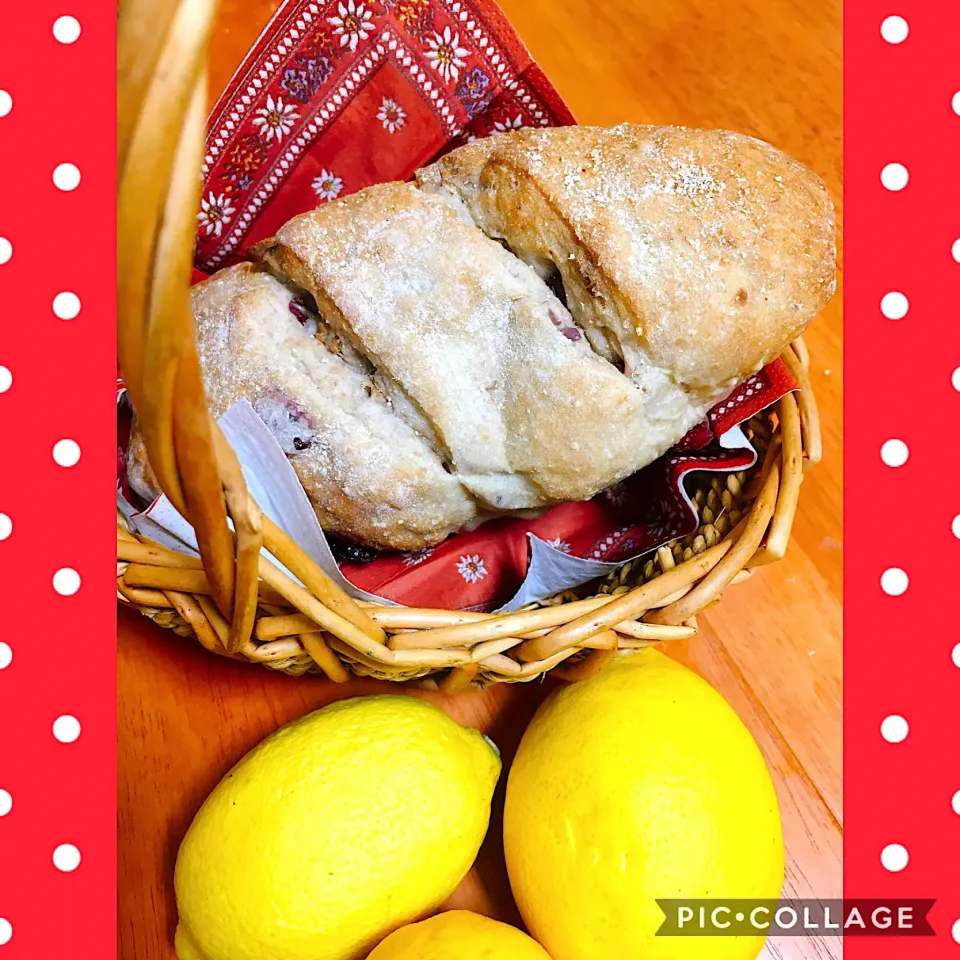 Snapdishの料理写真:クルミとクランベリーのパン🥖|Miyukiさん